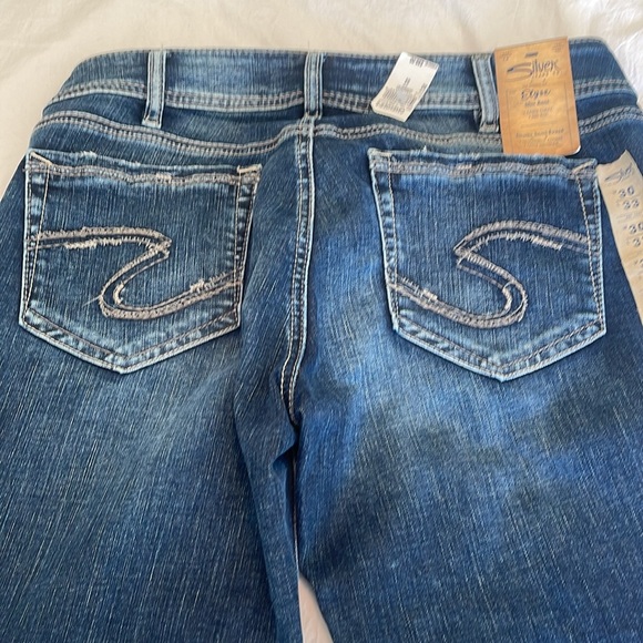 NWT!! Silver Elyse slim bootcut jeans! Dark with slight distressed areas. - Picture 4 of 4